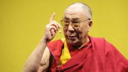 beijo-em-crianca-e-acusacao-de-machismo:-as-polemicas-envolvendo-dalai-lama