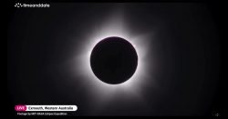 eclipse-solar-hibrido-e-visto-em-parte-da-asia-e-oceania;-fotos