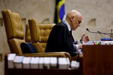 juristas-criticam-decisao-de-moraes-que-travam-dinheiro-da-starlink