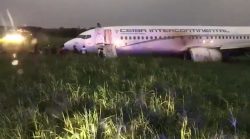 video:-aviao-derrapa-durante-pouso-na-chuva-e-para-fora-da-pista-na-guine-equatorial