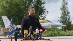 zelensky-demite-chefe-da-forca-aerea-ucraniana-apos-queda-de-caca-f-16