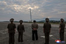 coreia-do-norte-testa-novo-missil-balistico-com-ogiva-‘supergrande’-na-presenca-de-kim-jong-un