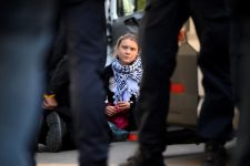 greta-thunberg-e-presa-durante-manifestacao-em-bruxelas